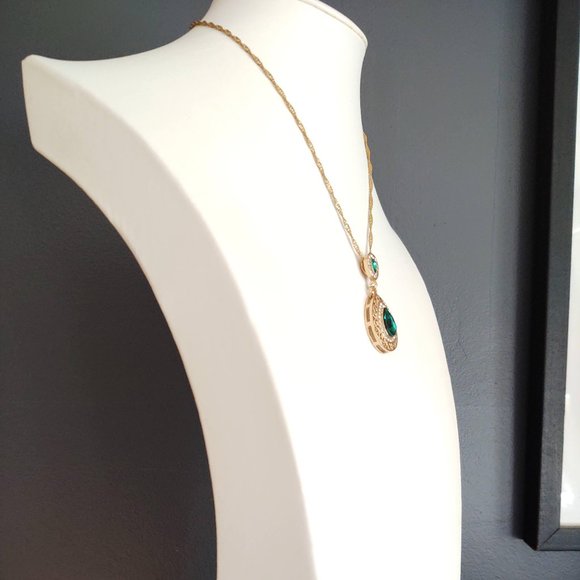Ornate faux emerald and rhinestone gold pendant necklace - Picture 4 of 10
